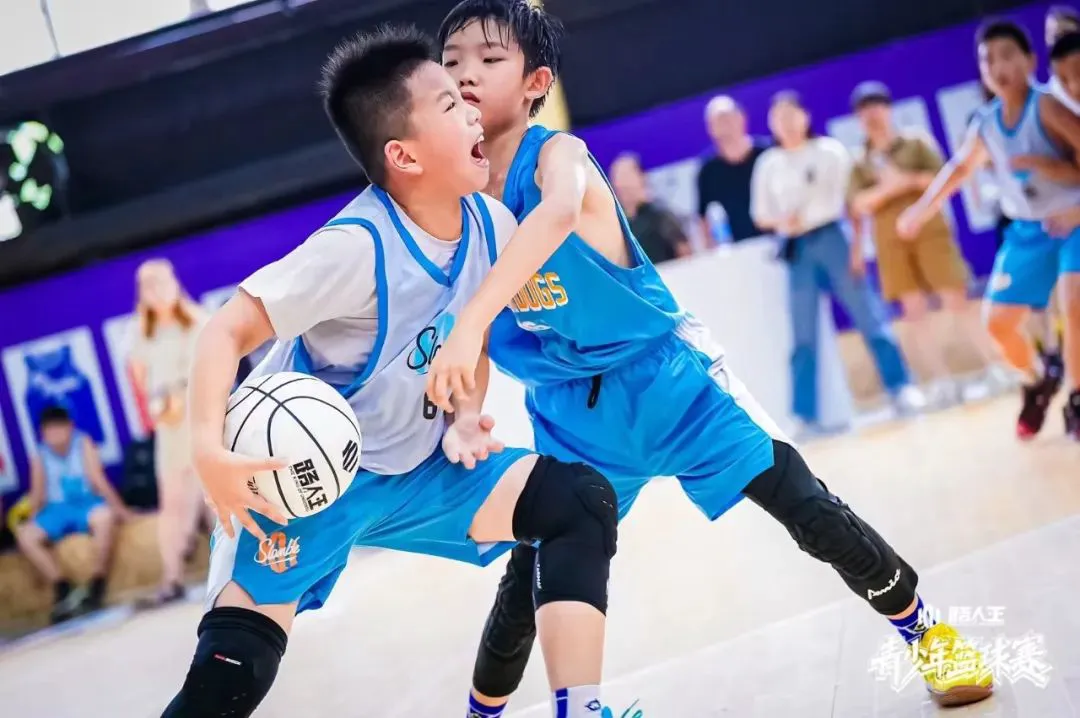篮球教练如何为不同年龄段的球员制定战术训练方案?_0